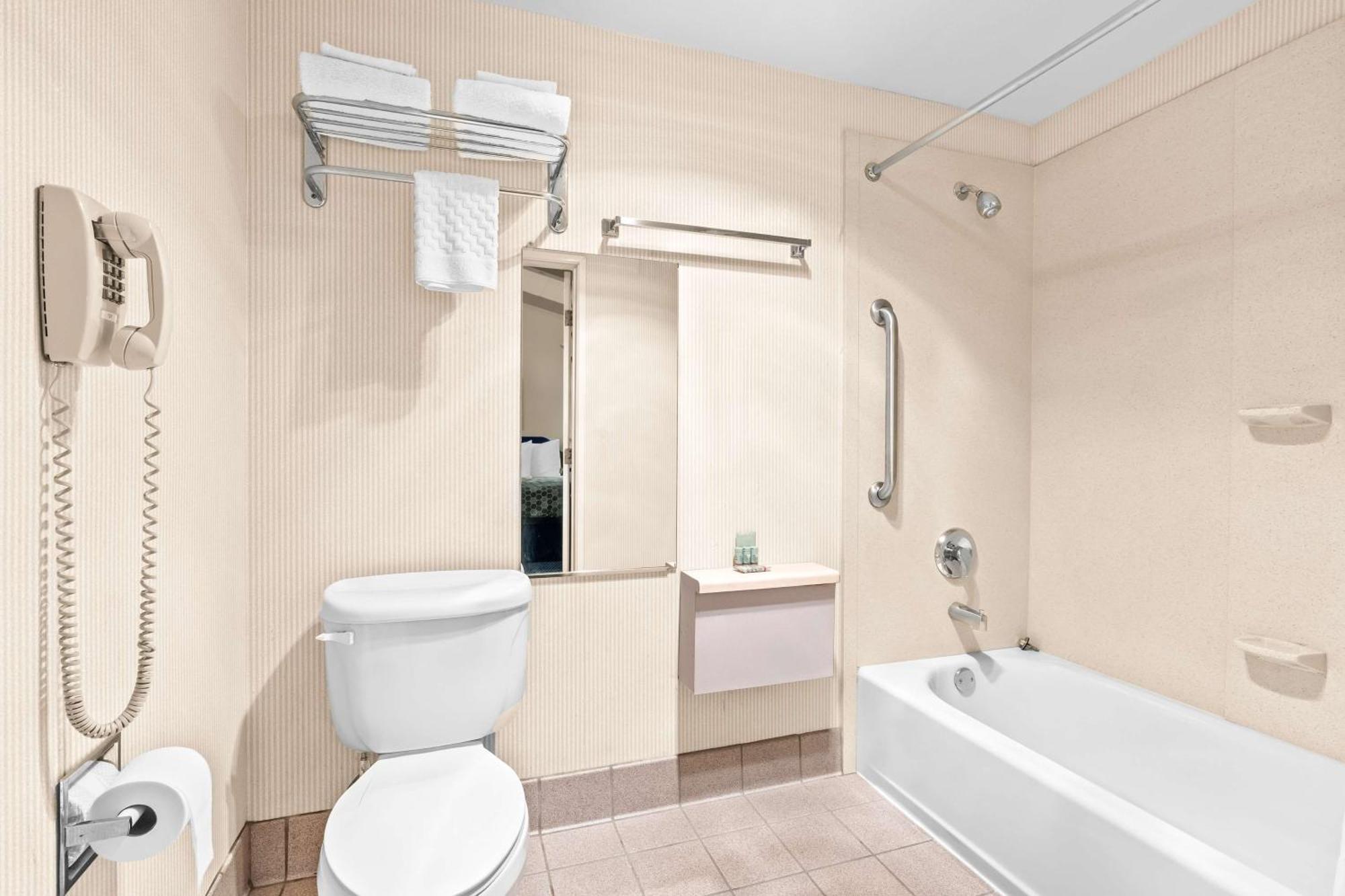 Surestay Hotel By Best Western Кастро Вали Екстериор снимка