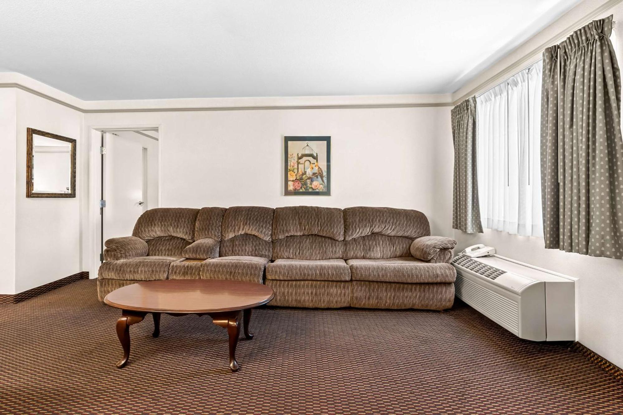Surestay Hotel By Best Western Кастро Вали Екстериор снимка