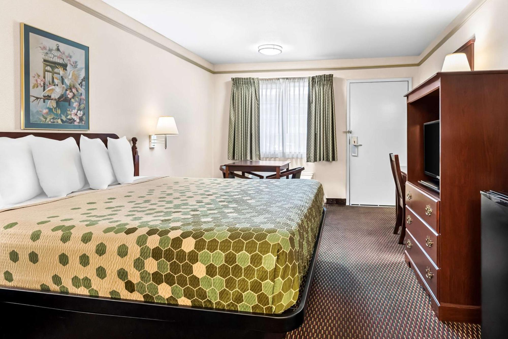 Surestay Hotel By Best Western Кастро Вали Екстериор снимка