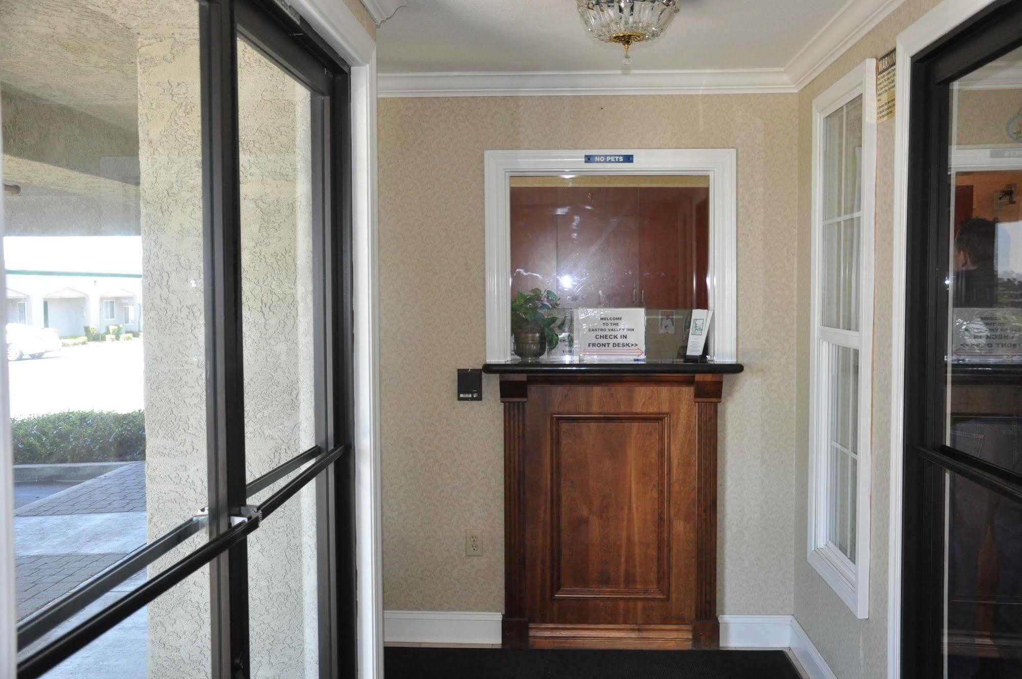 Surestay Hotel By Best Western Кастро Вали Екстериор снимка