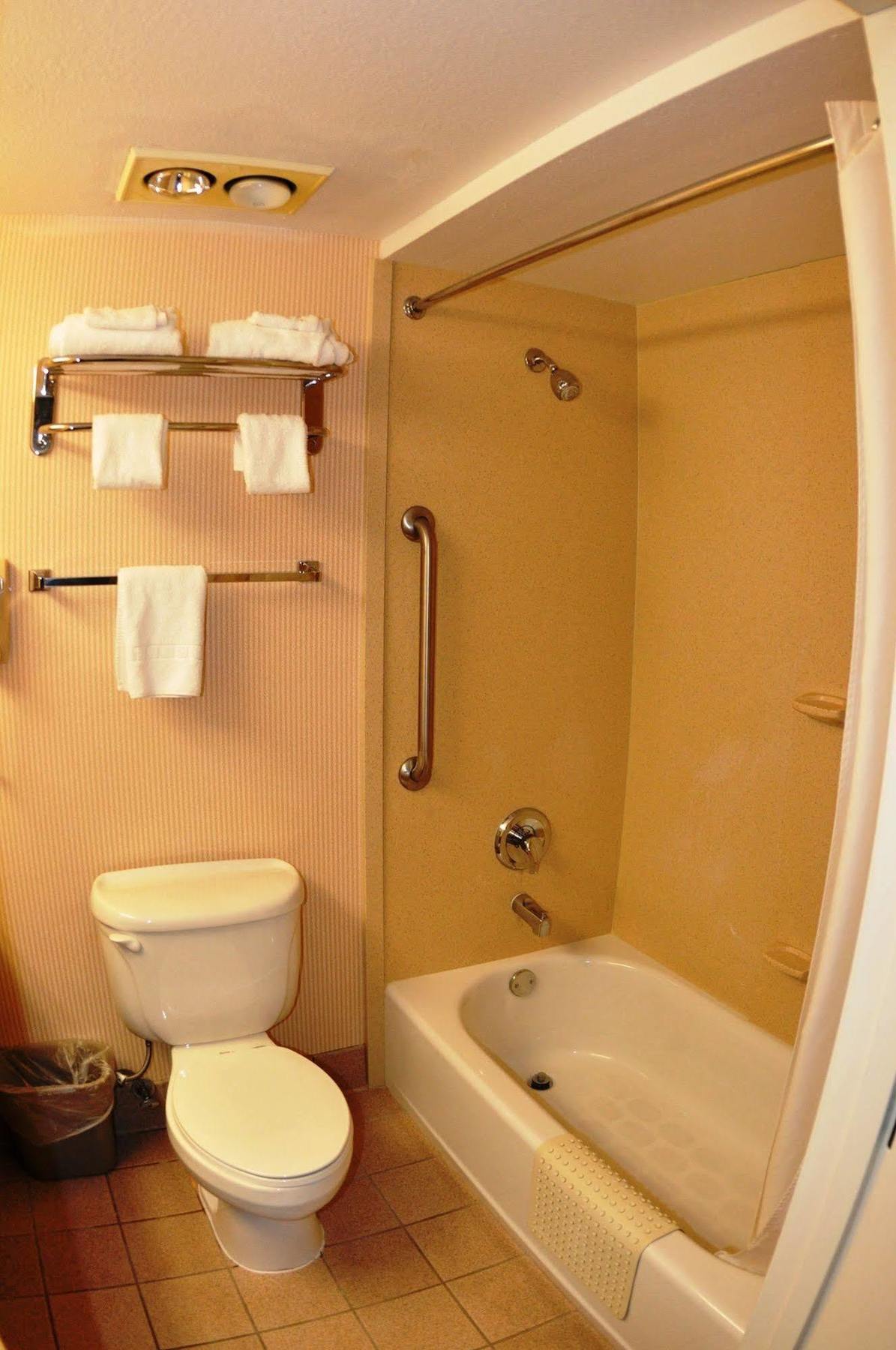 Surestay Hotel By Best Western Кастро Вали Екстериор снимка